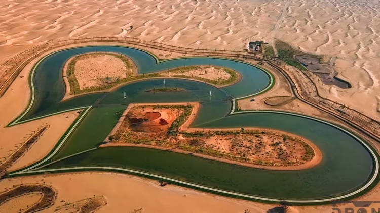 迪拜的爱情湖 – 沙漠中的两颗心